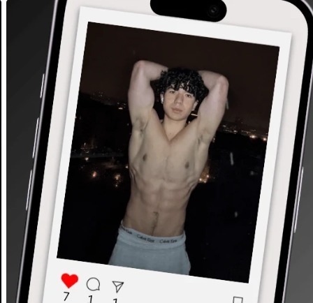 Phone screen in a dark gym showing a dimly lit shirtless progress post with only 7 likes and 1 comment